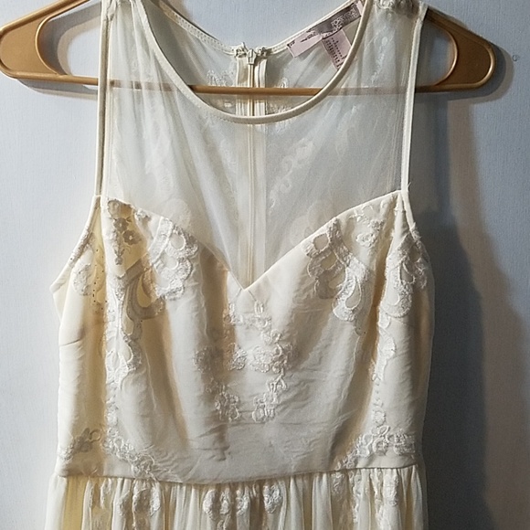 Beautiful white lace dress. - Picture 2 of 8